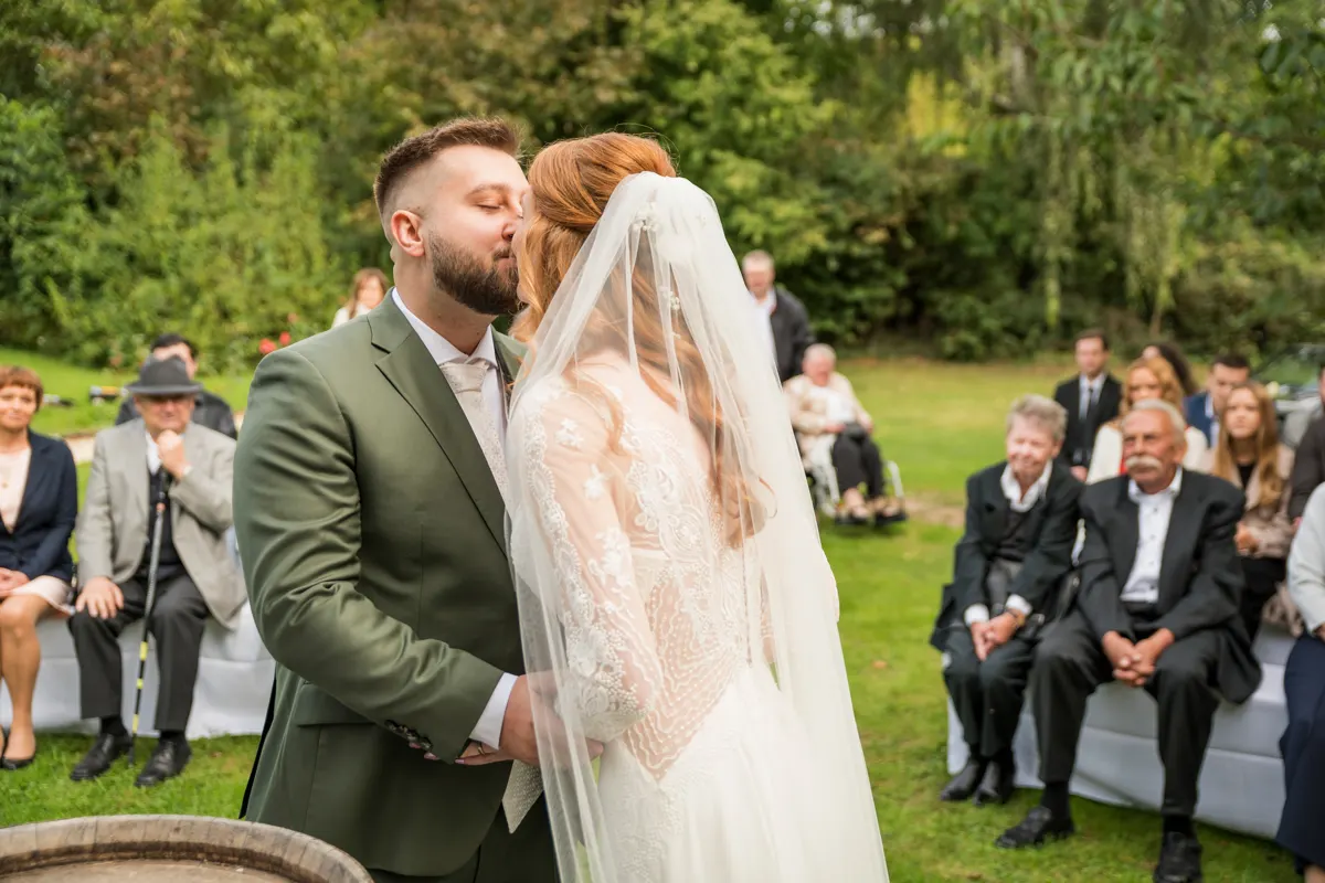 Kuss vor den Gästen – Hochzeit Vanessa & Dennis