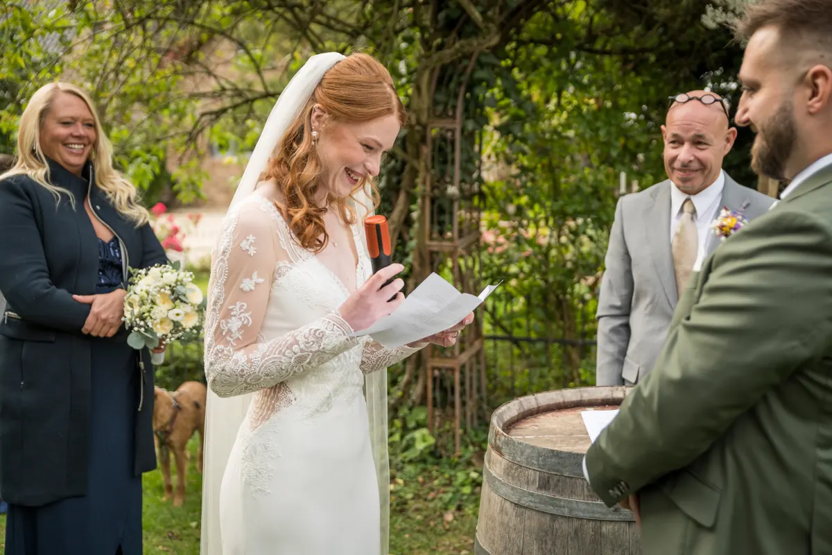 Braut liest ihr Eheversprechen – Hochzeit Vanessa & Dennis