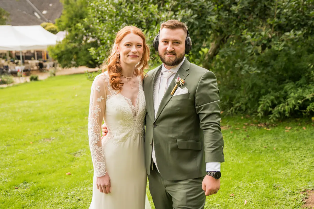 Brautpaar im Garten – Hochzeit Vanessa & Dennis