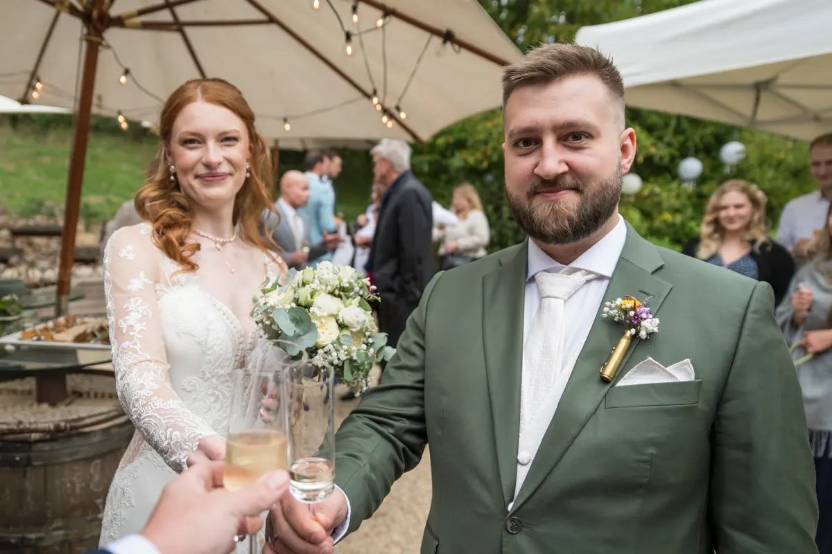 Brautpaar lacht beim Empfang – Hochzeit Vanessa & Dennis