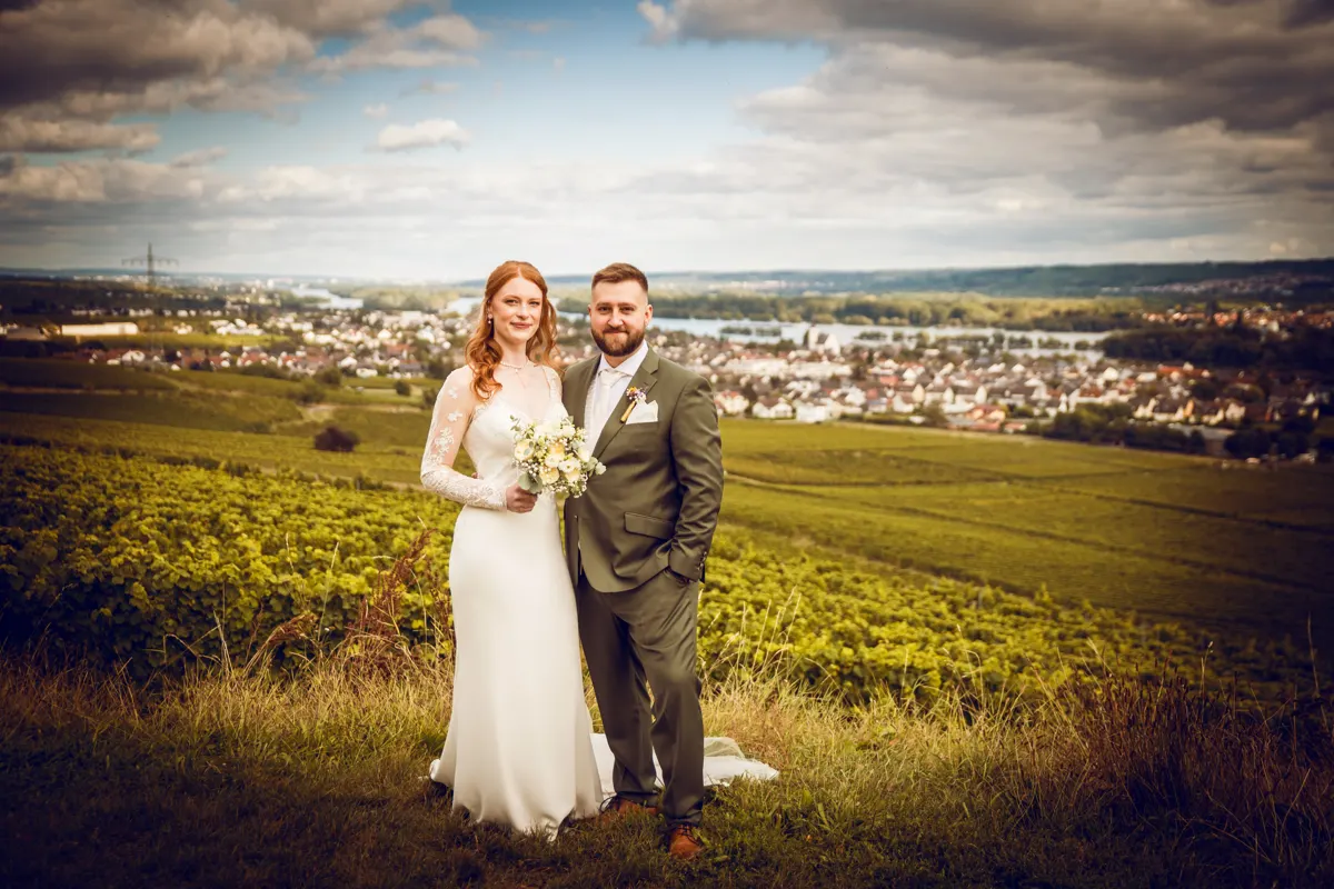 Brautpaar in den Weinbergen mit Blick ins Tal – Hochzeit Vanessa & Dennis