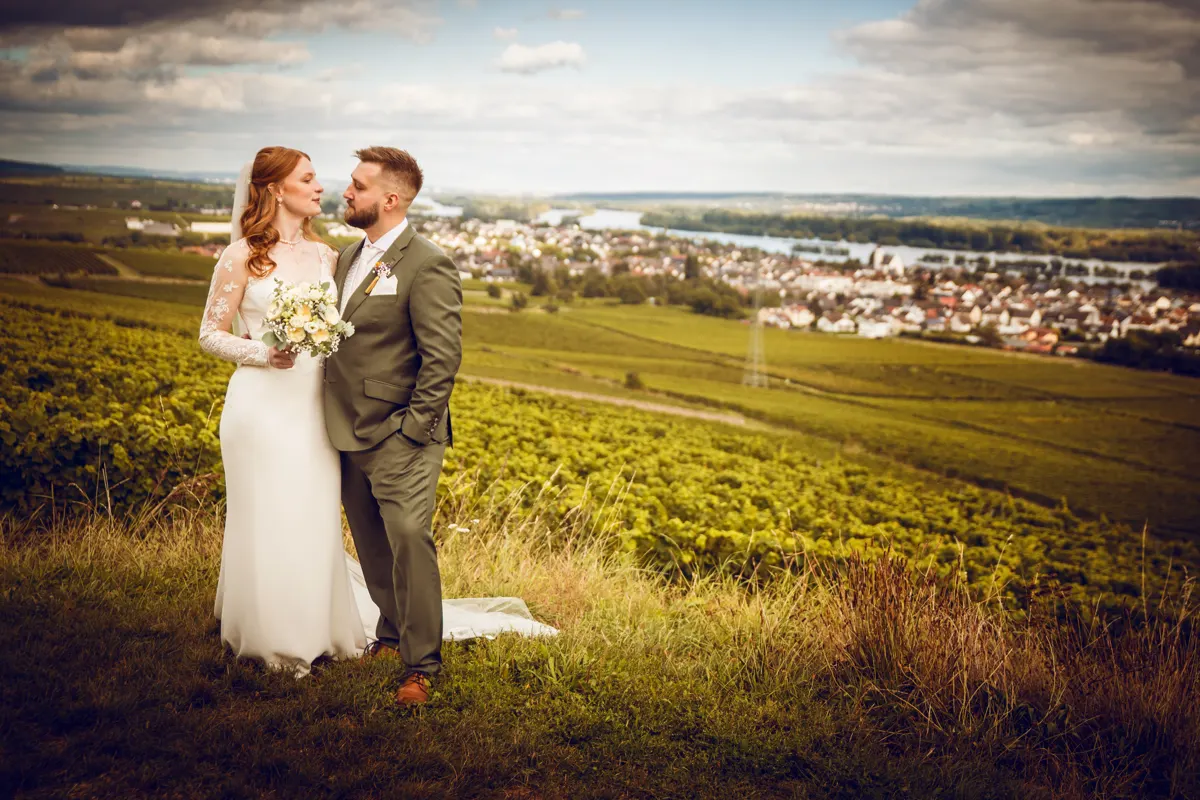 Schleier weht in den Weinbergen – Hochzeit Vanessa & Dennis