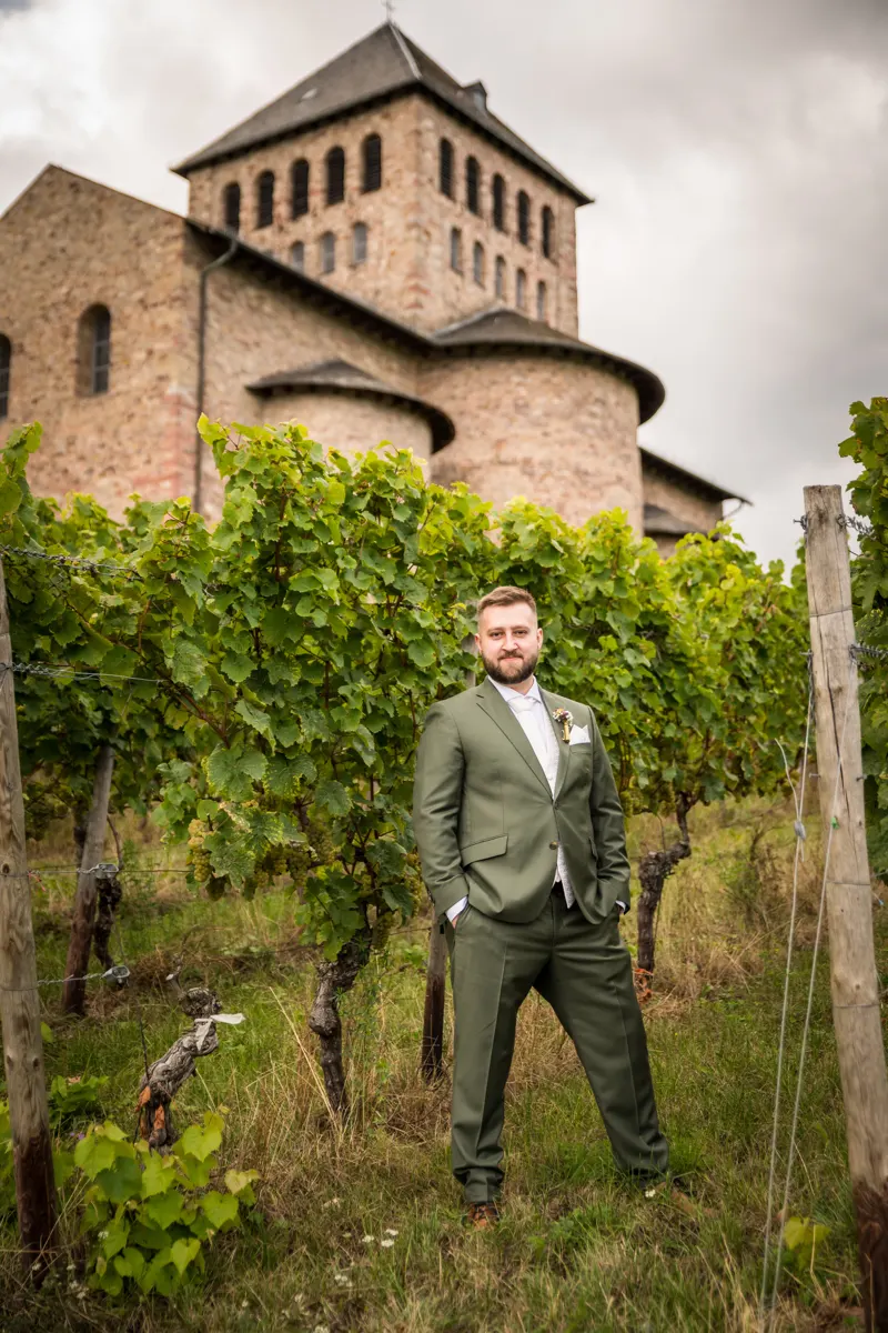 Braut mit Schleier zwischen den Reben – Hochzeit Vanessa & Dennis