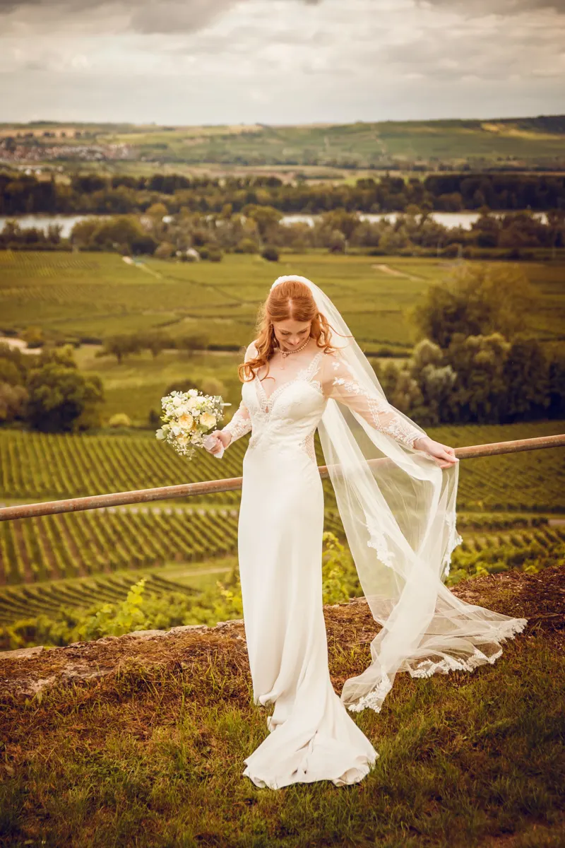 Braut mit Brautstrauß – Hochzeit Vanessa & Dennis