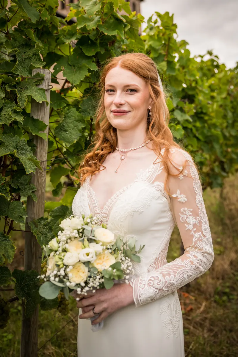 Brautstrauß aus weißen Rosen – Hochzeit Vanessa & Dennis