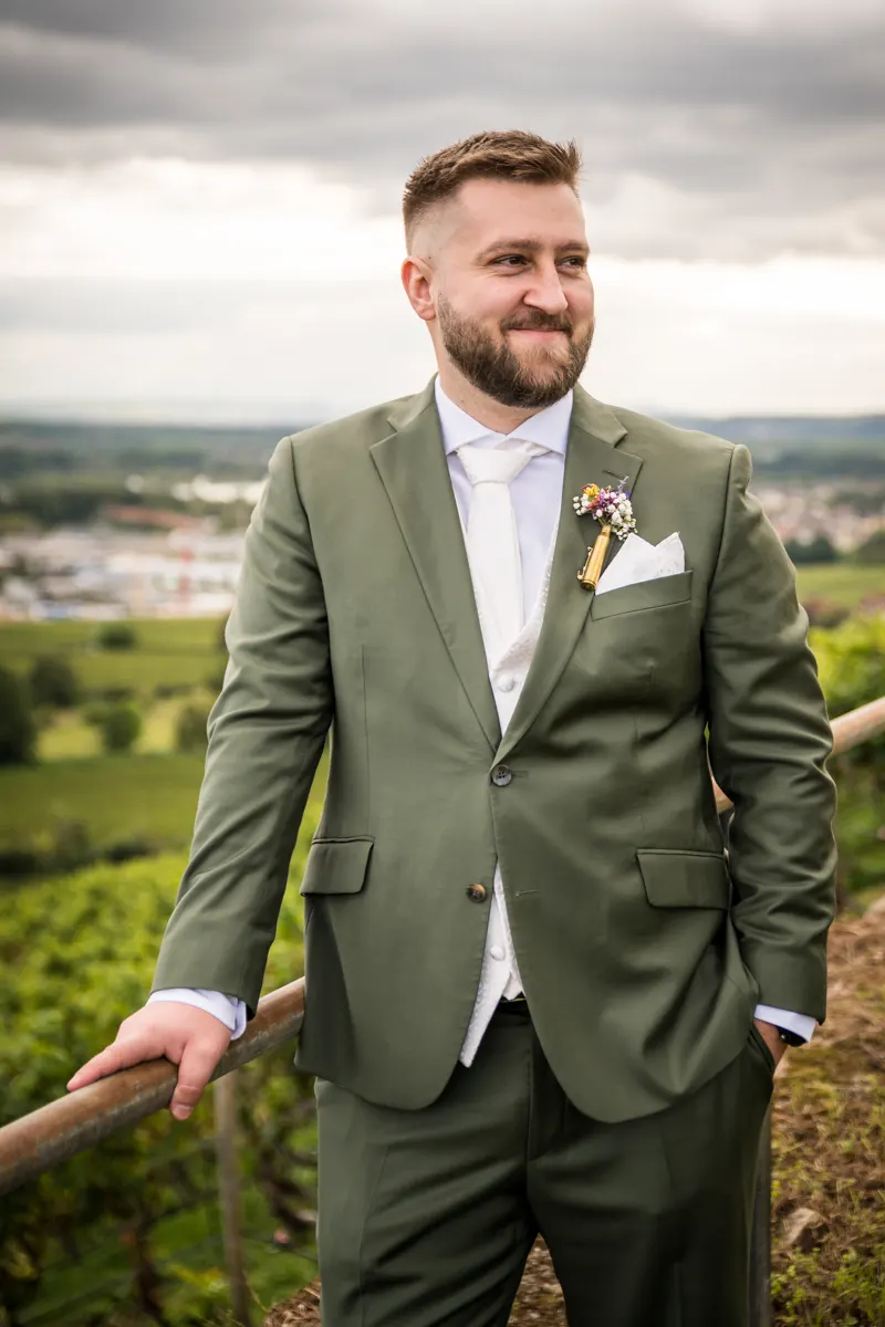 Brautpaar zwischen Reben vor der Kirche – Hochzeit Vanessa & Dennis