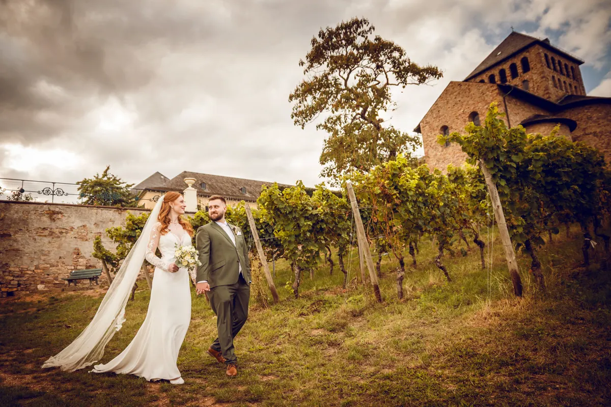Brautpaar an der alten Mauer – Hochzeit Vanessa & Dennis