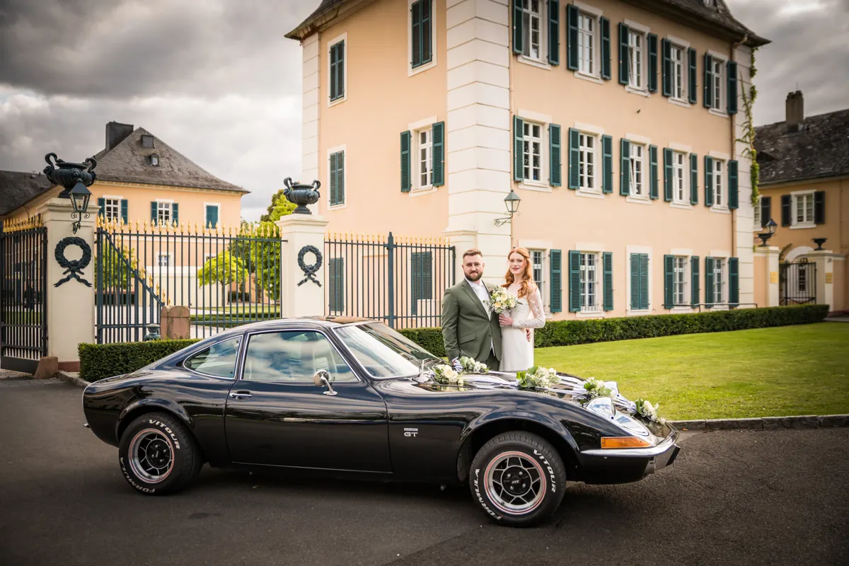 Oldtimer vor dem Schloss – Hochzeit Vanessa & Dennis