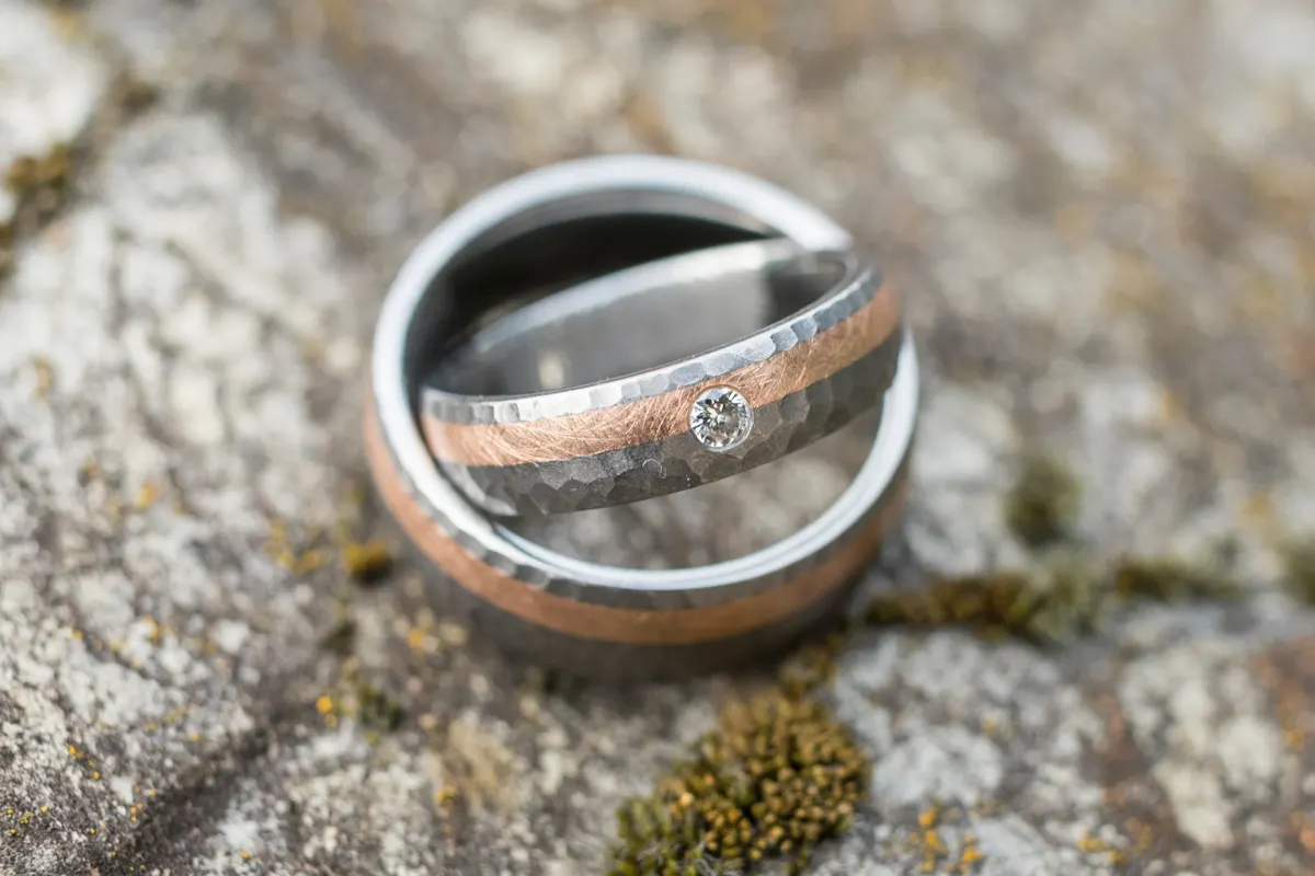 Eheringe auf einem Stein – Hochzeit Vanessa & Dennis