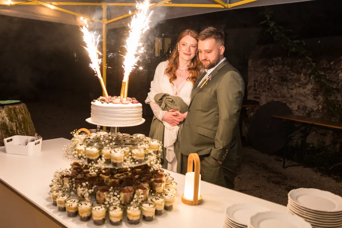 Hochzeitstorte mit Wunderkerzen – Hochzeit Vanessa & Dennis