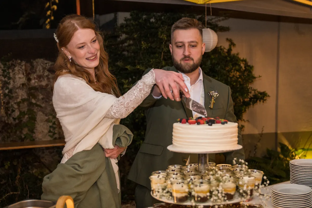 Brautpaar schneidet die Torte – Hochzeit Vanessa & Dennis