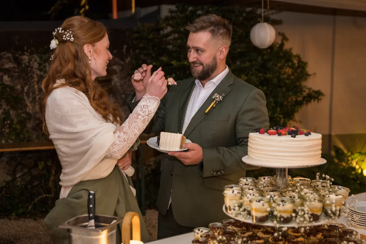 Braut füttert den Bräutigam mit Torte – Hochzeit Vanessa & Dennis